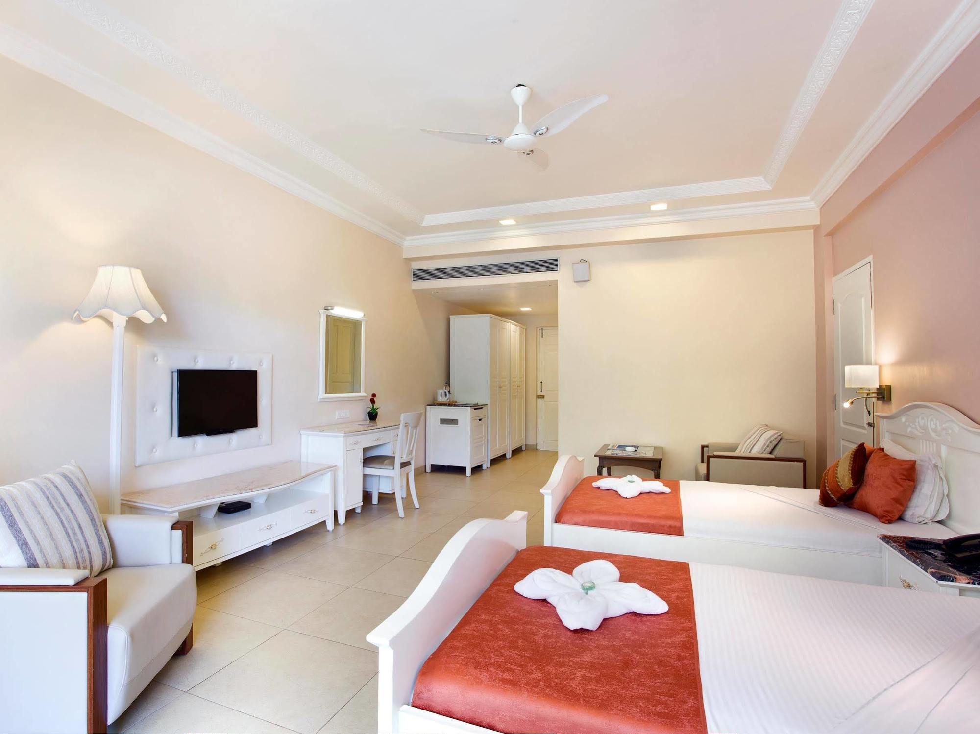 Villa San Lawrenz Лонавала Экстерьер фото